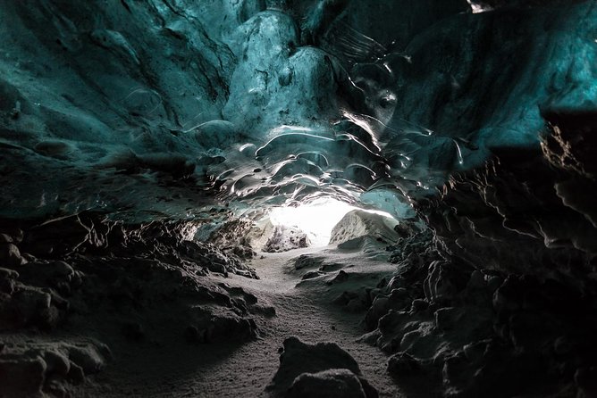 3-Day Golden Circle, Ice Cave and Glacier Lagoon Small-Group Tour - Day 2 Morning: Jökulsárlón Glacier Lagoon and Fellsfjara on Black Sand