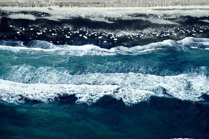 Airplane flight over glacier lagoons and Iceland's highest peak - What small-group size changes for your experience