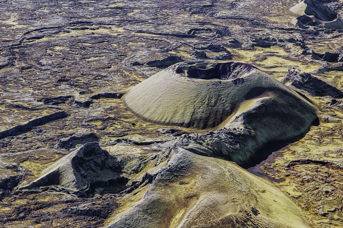 Airplane Sightseeing flight over Laki craters and highland - Lakagígar crater chain: volcanic geometry from above