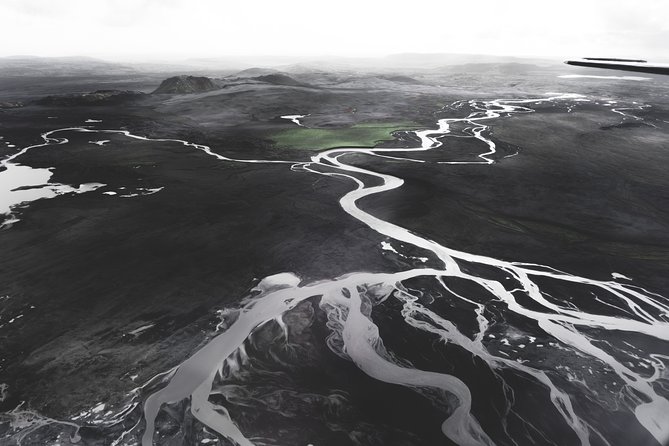 Airplane tour over black sands and riverbeds from Skaftafell - Skeiðarársandur from above, and why the glacier matters in the story