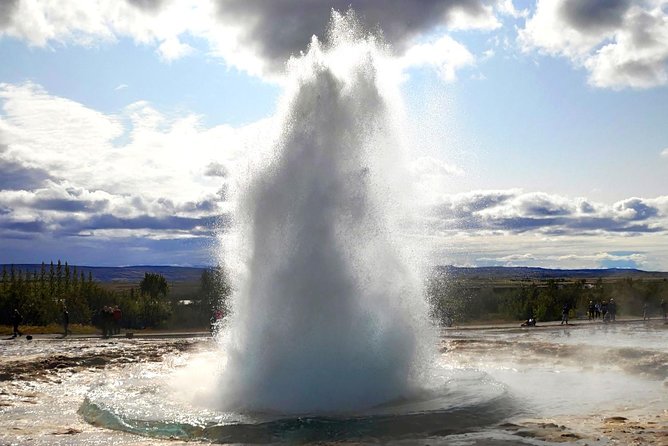 Blue lagoon Premium and Private Golden circle tour - Kerið crater lake: a quick volcanic finale before the spa