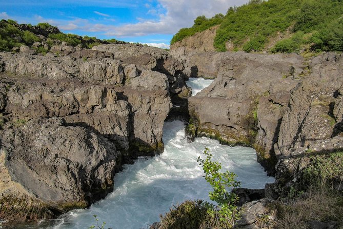 Borgarfjörður - Hraunfossar and Barnafoss: lava waterfalls with a built-in walking loop