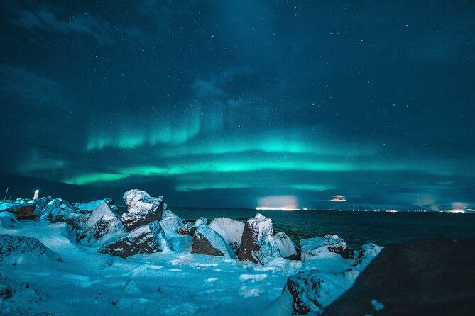 Cozy Northern Lights Tour with Icelandic Treats - Blankets, Wi-Fi, Hot Chocolate, and Kleina on the Wait