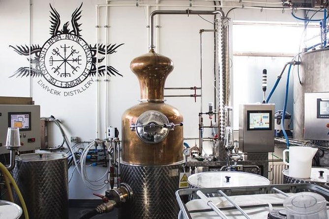 Flóki Whisky Distillery Tour & Tasting in Reykjavík - What you taste at Eimverk: whisky, gin, and Brennivín in one sitting