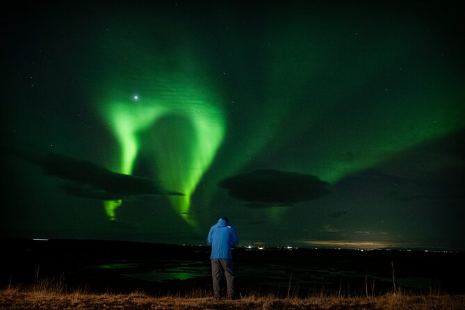 From Reykjavik 4x4 Minibus Northern Lights with Photo and Cocoa - The pro photo moment you will actually want