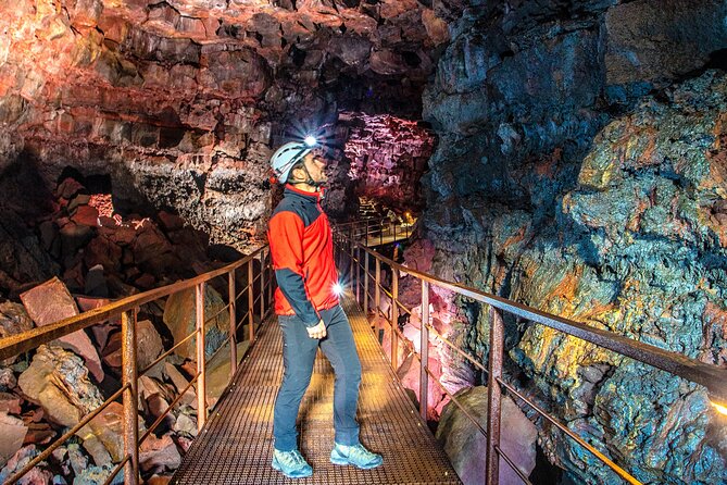 From Reykjavík: Evening Lava Tunnel Tour and Northern Lights Tour - Stop 3: Northern Lights Hunt Outside City Glow