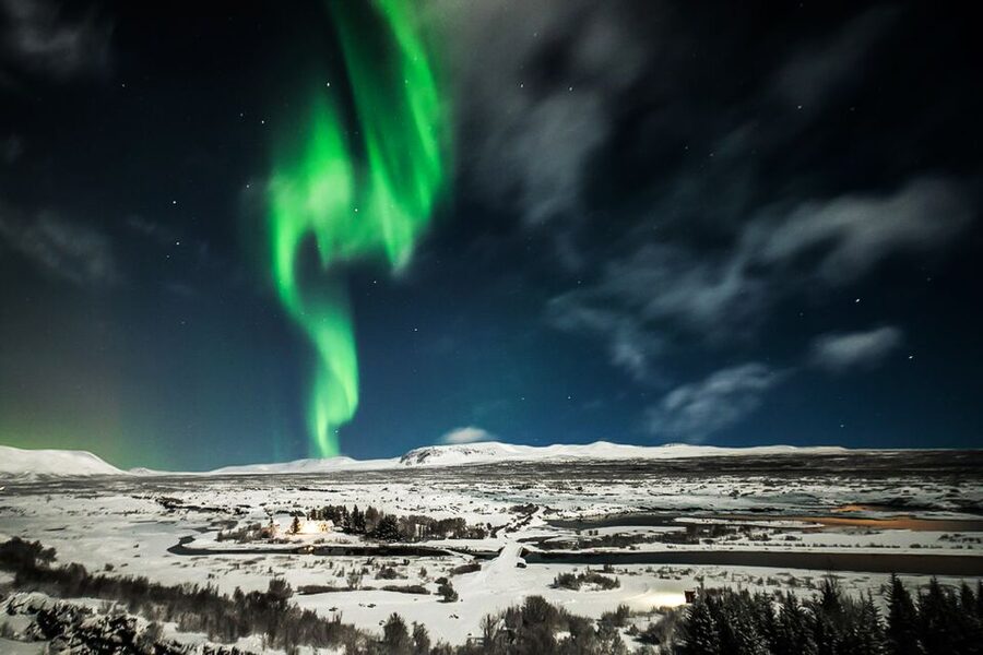 From Reykjavik: Northern Lights Bus Tour with Hot Cocoa - What the guides actually do during the night