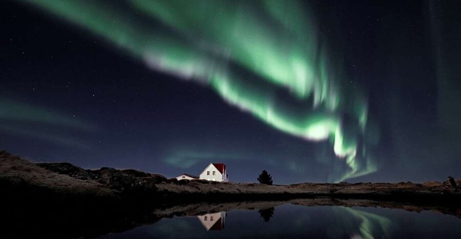 From Reykjavik: Northern Lights Tour with Hot Cocoa & Photos - The Small Minibus Advantage: Comfort and Flexibility