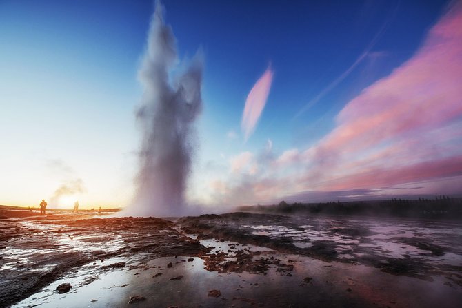 Golden Circle Day Trip with Fridheimar Greenhouse visit from Reykjavik - Strokkur geyser at Geysir: where you can time your photos