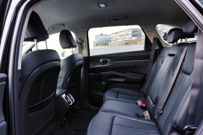 Keflavik Airport To Skarfabakki Harbour Private Transportation - Service Quality: Prompt Communication, Friendly Drivers, and Car Seat Help