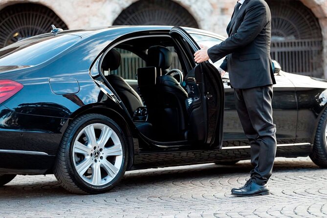 Keflavik Airport Transfer to /or From Reykjavik, Iceland - Meeting your driver at Keflavik arrival hall (the part that matters most)