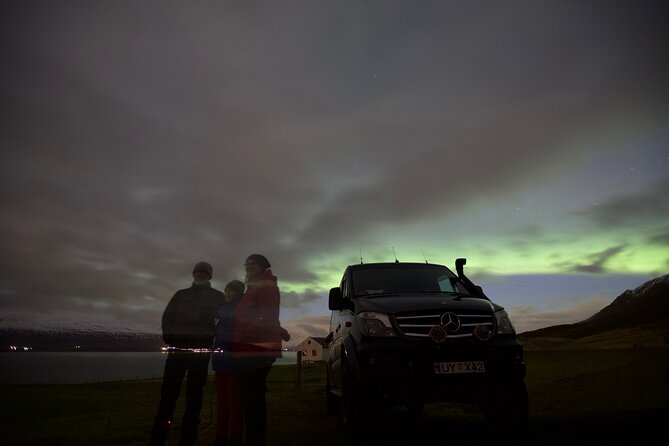 Northern Lights Classic MiniBus Tour from Akureyri - Waiting in the Cold, Hot Chocolate, and Phone Photo Setup