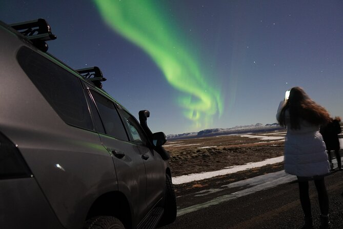 Northern Lights In luxury off-road SUV with Photos and Treats - Why the 9:00 pm start matters for seeing the aurora