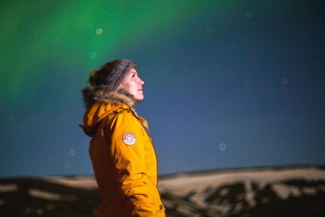 Northern Lights Minibus Tour with Hot Cocoa, Blankets & Photos - Leaving Reykjavik Light Pollution for Darker Skies