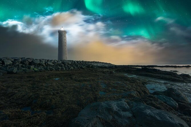 Northern Lights Small-Group Tour with Free Photos & Hot Chocolate - Why a guided aurora hunt works better than winging it from Reykjavik