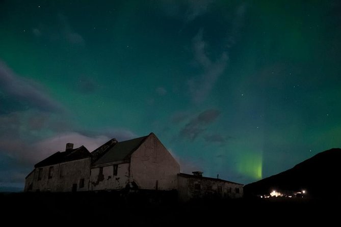 Northern Lights Small-Group Tour with Hot Chocolate & Photos - Hot chocolate, wool blankets, and Icelandic folklore in the cold