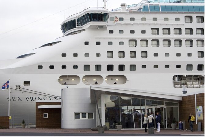 Private Transfer from Cruise Ship Port to Keflavik Int. Airport - How a 45-Minute Drive Can Save Your Whole Flight Day