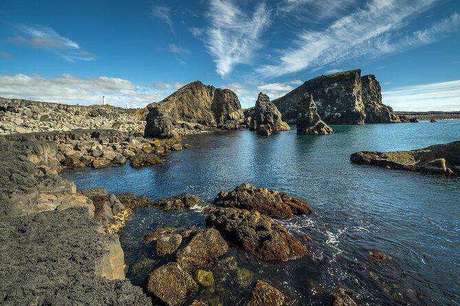 Reykjanes Explorer: Airport Transfer with Sightseeing Adventure - Stop 3: Valahnúkur, where tuff layers tell an eruption story