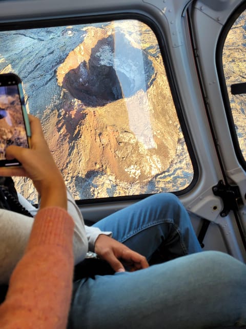 Reykjavik: 45-Minute Volcano Sightseeing Helicopter Tour - Bessastaðir overflight: the president’s home from above