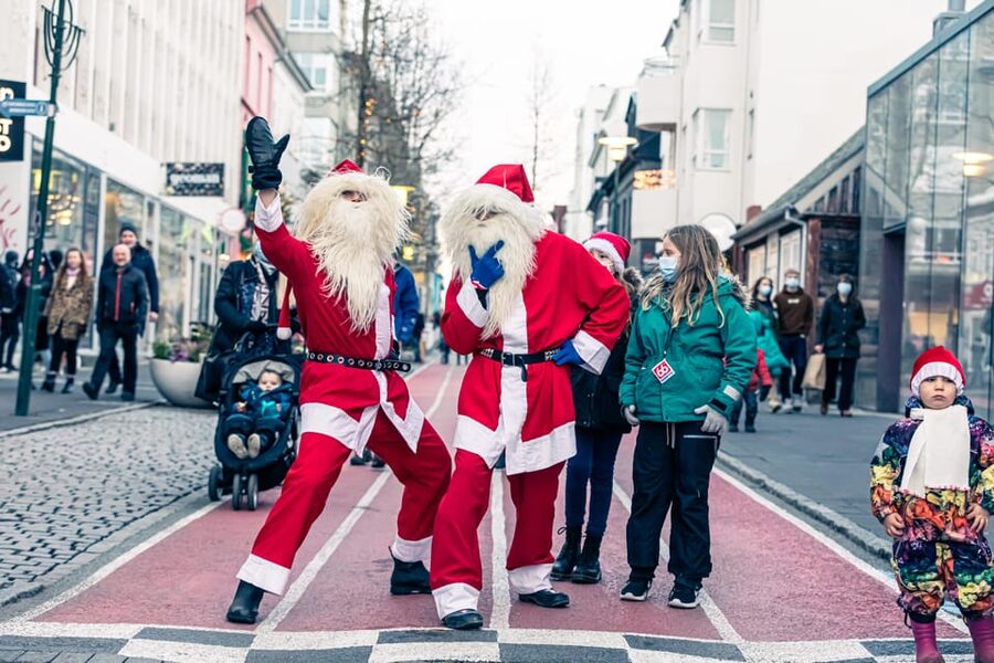 Reykjavik: Christmas Food Tour with Tastings and Drinks - Walking the Christmas lights and decorations, then shopping at the Little Christmas Store
