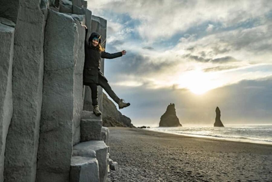 Reykjavik: Glacier Lagoon, Diamond & Black Beach 冰岛冰河湖中文一日团 - Diamond Beach in sunset mode: ice against black sand