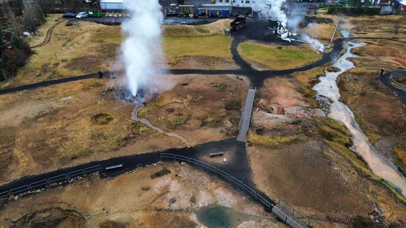 Reykjavík: Golden Circle, 2 Geysers & Geothermal Bakery Tour - Kerið Crater: Volcanic Geometry You Can Walk Around