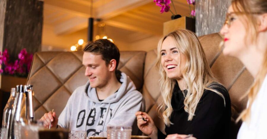 Reykjavik: Guided Foodie Walking Tour with 6 Tastings - Five eateries, 6 to 8 tastings: how the meal flow works