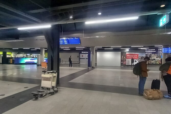 Reykjavik Iceland: Private Transfer to/from Keflavik Airport KEF - KEF arrival pickup, what the first 10 minutes should feel like