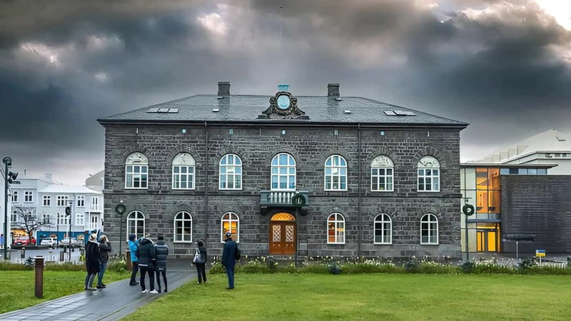 Reykjavik Midnight Sun Ghost Walk - Finding the Group Outside Hlöllabátar Near Ingólfstorg