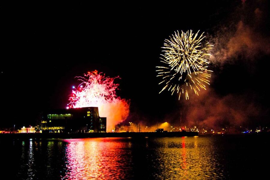Reykjavik: New Year's Eve Fireworks Cruise - Why a sea view beats the fireworks scramble in Reykjavik