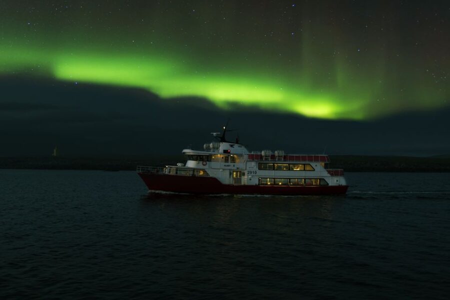 Reykjavík: Northern Lights Cruise - How the guide and captain improve your chances of seeing the lights