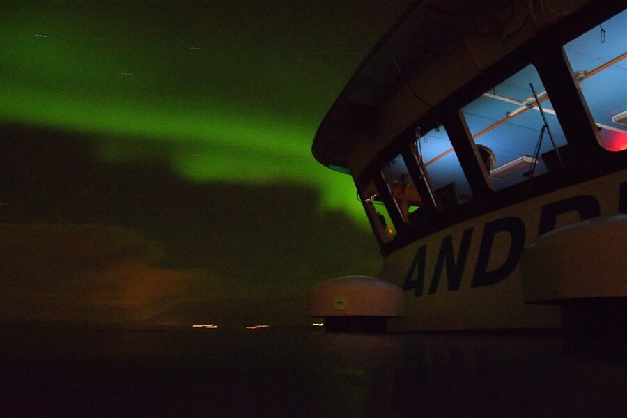 Reykjavik: Northern Lights Guided Boat Tour - Photography and the free onboard photos you can use