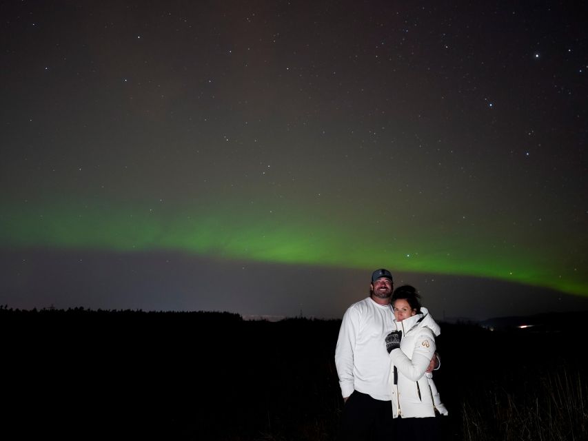 Reykjavik: Northern Lights Tour w/Pro Photos - Small Group - Staying Warm and Awake: Hot Chocolate, Cookies, and the Wait Time