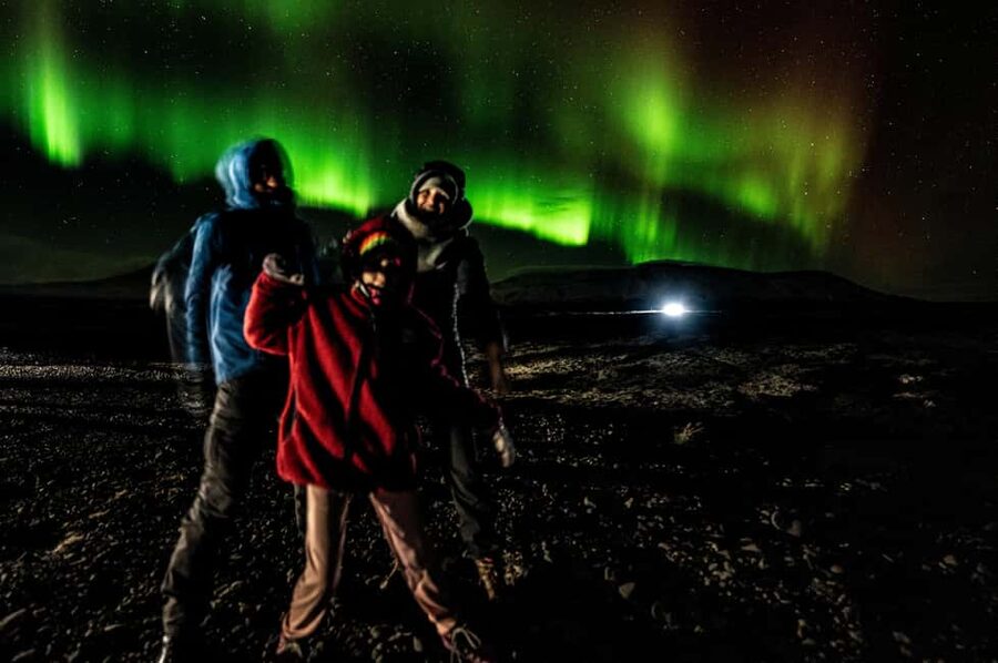 Reykjavik: Northern Lights Tour with Chinese Guide冰岛雷市中文极光团 - Chinese Aurora Hunting From Reykjavik, with a Guide Who Talks Your Way