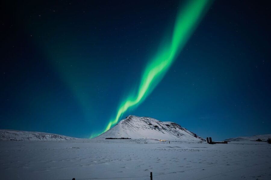 Reykjavik: Northern Lights Tour with Private Photographer - The snack-and-warm-drink routine that keeps you steady