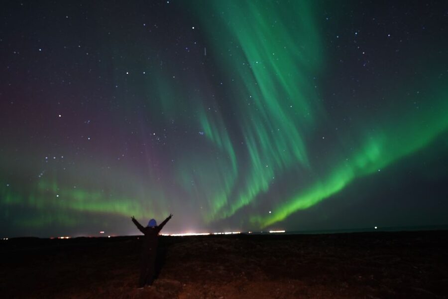 Reykjavik: Premium Northern Lights Tour with Free Photos - Comfort While You Wait: Wool Blankets, Real Chocolate, and Cinnamon Buns