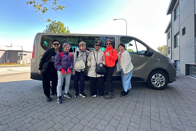 Reykjavik: Private Keflavik Airport to Hotel Transfer: upto 8 PAX - How Flight Tracking Prevents the Usual Airport Panic