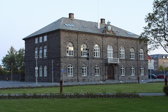 Reykjavik Sightseeing Tour - Stop 3: Parliament House (Althingishus) and Reykjavikurtjörn