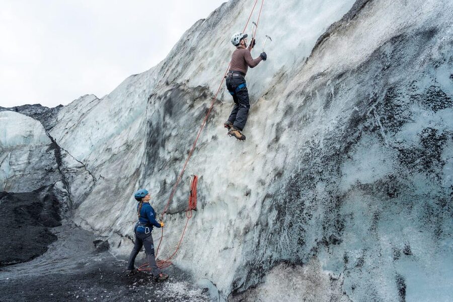 Reykjavík: Sólheimajökull Glacier Hike & Ice Climbing Intro - How fit and cold can change the day (and what to pack)