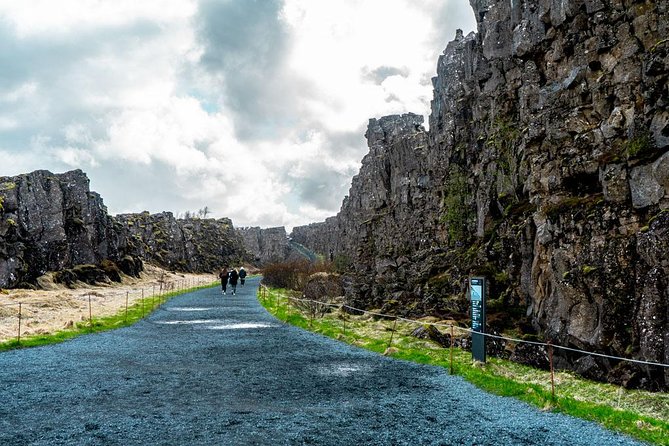 Reykjavik: The Lava Tunnel and Golden Circle Small-Group Tour - Food, lunch, and the switching point between tours