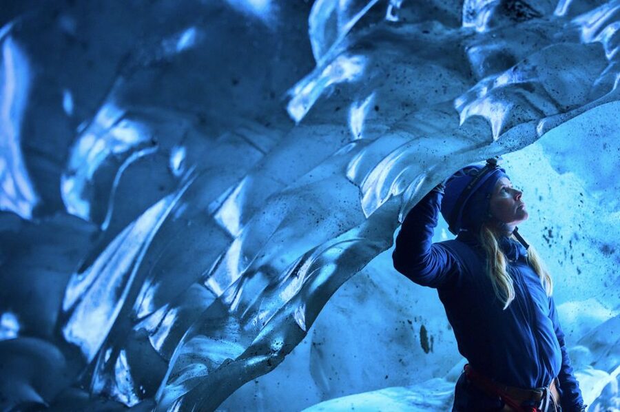South Coast Iceland: 2-Day Blue Ice Cave & Jokulsarlon Tour - Jökulsárlón Glacier Lagoon: the 200-meter depth and the iceberg choreography