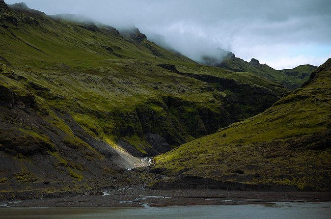 SOUTH COAST : The Discovery - Reynisfjara black sand: basalt columns and photo-priority time