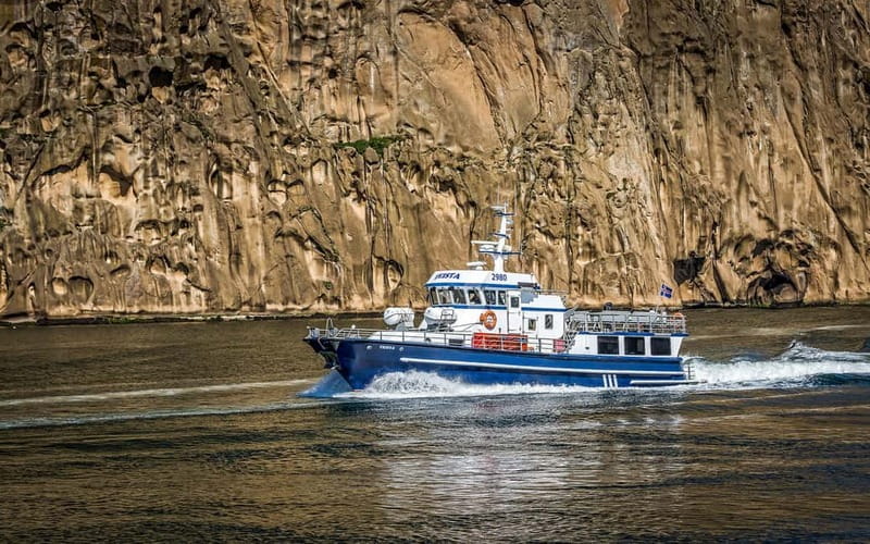 Vestmannaeyjar: Heimaey Island Round Boat Tour - Getting on board at the Vestmannaeyjar harbor