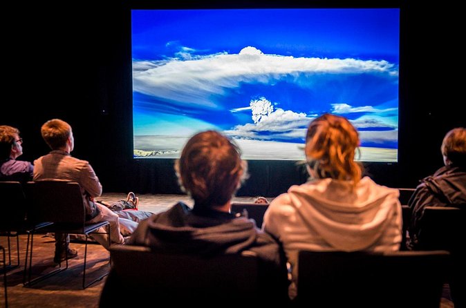 Volcano Cinema All the latest eruption in Iceland in 4K quality - Where the center shines, and where it can fall flat