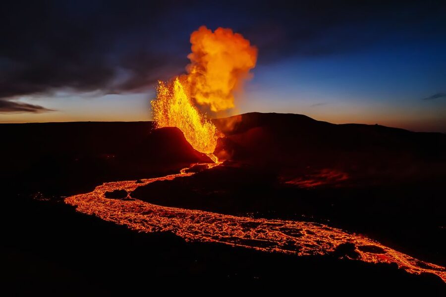 Volcano Movie - Experience the Latest Eruptions in Iceland - The 4K, no voice-over format: what it feels like in the theater