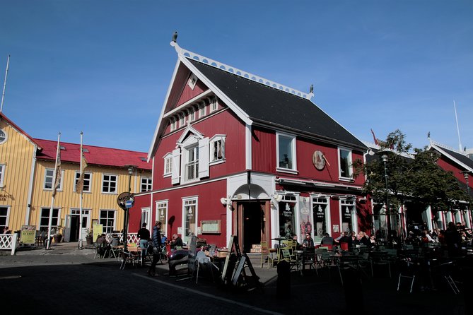 Walking tour of Reykjavik city - The route: how the day flows from Arnarholl to the lakeside view